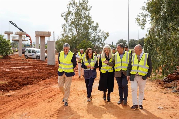 Rocío Díaz y Patricia del Pozo visitan las obras de la pasarela ciclopeatonal de Mairena del Alcor, junto al alcalde y el delegado del Gobierno de la Junta en Sevilla.
