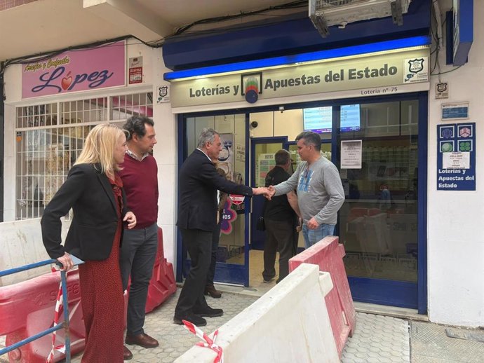 El alcalde de Sevilla, José Luis Sanz,durante su visita a las actuaciones de mejora de calles y acerados en el barrio de La Carrasca.