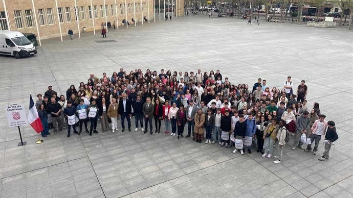 Escobar recibe a los escolares franceses de intercambio y reivindica "la paz como punto de unión entre los pueblos"