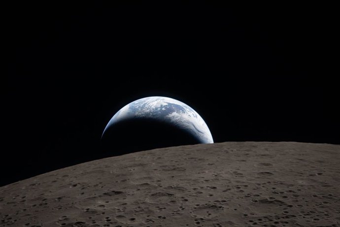 A NASA divulga a primeira foto da Terra tirada da face oculta da Lua.