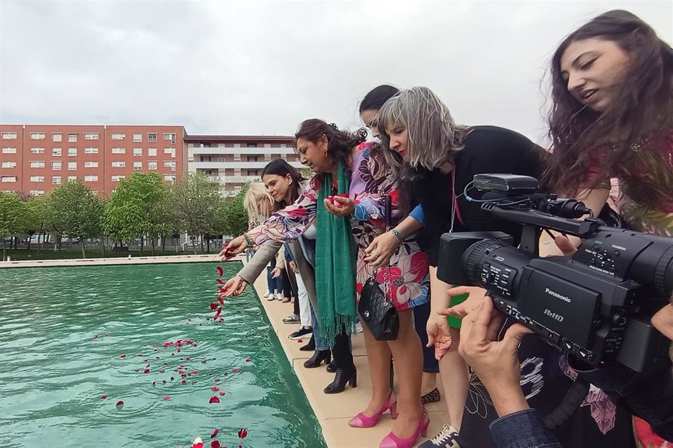 Ceremonia del río en el acto con motivo del Día Internacional del Pueblo Gitano.