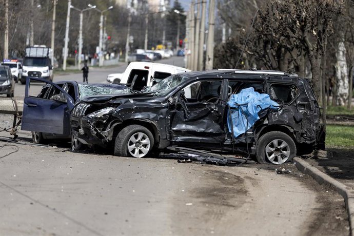 3 de abril de 2026, Ucrânia, Kramatorsk: Equipes de resgate e policiais atuam no local após um ataque com bombas aéreas. Há relatos de vários feridos e pelo menos duas mortes. Foto: Natasha Rudenko/ZUMA Press Wire/dpa