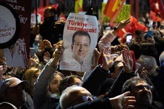 Archivo - February 25, 2026: Istanbul, Turkey, February 26, 2026: Citizens hold Ekrem Imamoglu posters as they gather in the square. Following the arrest of Ekrem Imamoglu, the first regional gathering in Istanbul of the weekly "Stand Up for the Will of t