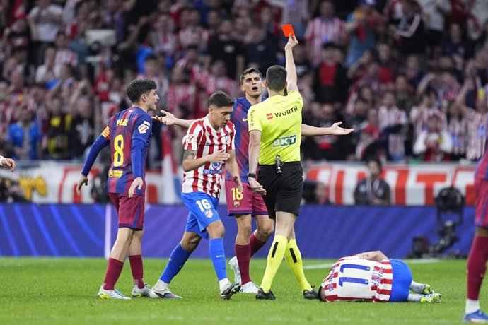 Gerard Martin of FC Barcelona see the red card that was later disallowed by VAR during the Spanish League, LaLiga EA Sports, football match played between Atletico de Madrid and FC Barcelona at Riyadh Air Metropolitano stadium on April 04, 2026, in Madrid