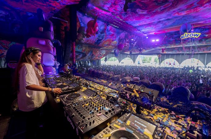 Archivo - Una DJ durante un festival.