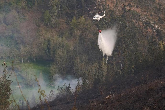 Bomberos trabajan en la extinción de los incendios activos en el valle de Cabuérniga, a 7 de marzo de 2026, en Cabuérniga, Cantabria (España). 