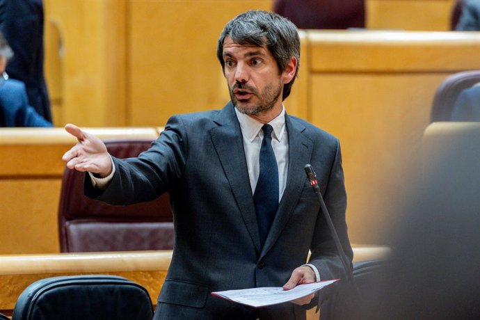 Archivo - El ministro de Cultura, Ernest Urtasun, interviene durante una sesión de control al Gobierno en el Senado, a 6 de mayo de 2025, en Madrid (España). Tras el apagón de luz que afectó a la Península Ibérica el pasado 28 de mayo, el Gobierno respond