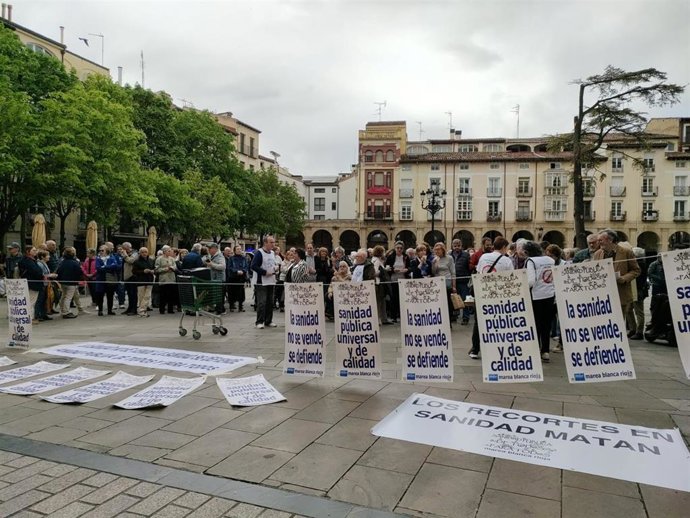 Concentración en Logroño de Marea Blanca ante el Día Mundial de la Salud'