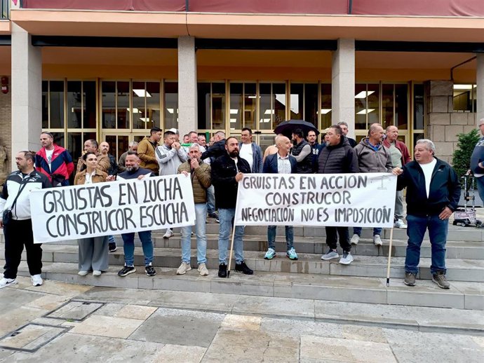 Concentración de los gruistas en huelga ante el Ayuntamiento, con el apoyo de PSOE y Hacemos Córdoba.