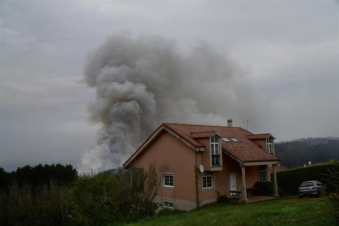 Vista del incendio forestal en las parroquias de Noicela y Caión, a 6 de abril de 2026, en A Coruña, Galicia (España). Mientras, los incendios en el ayuntamiento de Carballo (A Coruña), parroquia de Noicela, y en A Laracha, en Caión, se han unido y queman