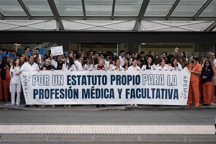 Varias personas durante una concentración, frente al Hospital Universitario Puerta del Hierro, a 20 de marzo de 2026, en Madrid (España). 