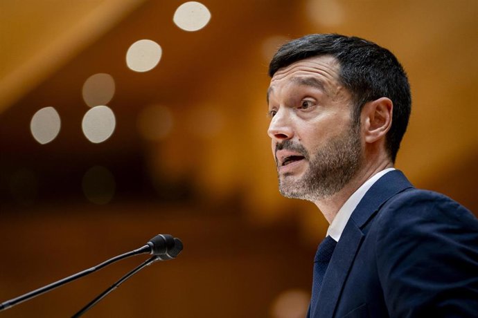 Archivo - El ministro de Derechos Sociales, Consumo y Agenda 2030, Pablo Bustinduy, durante una sesión plenaria, a 4 de noviembre de 2025, en Madrid (España). 