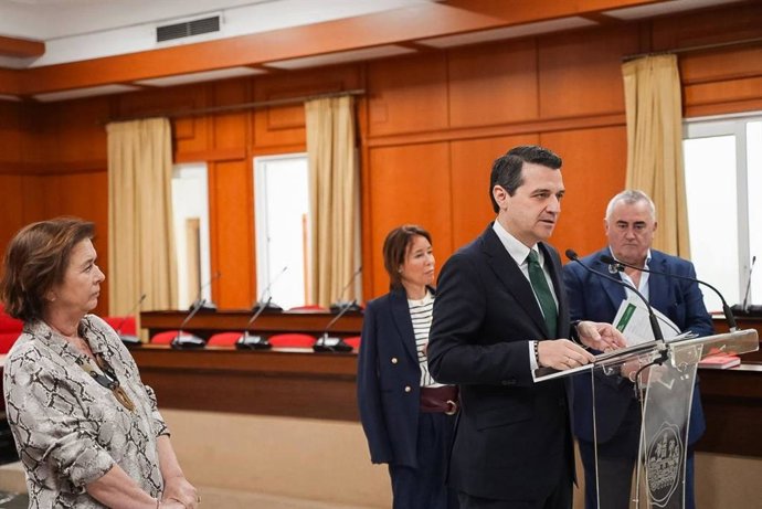 El alcalde de Córdoba, José María Bellido; el director general del Ictes, Fernando Fraile, y la secretaria general de Turismo de Andalucía, Yolanda Aguilar, junto a la edil de Turismo, Marián Aguilar, presentan el congreso.
