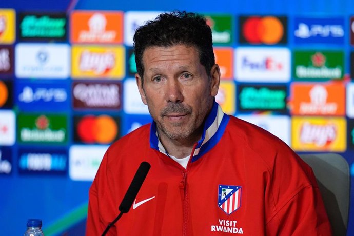 Diego Pablo Simeone, técnico do Atlético de Madrid, participa de sua coletiva de imprensa durante o treino do Atlético de Madrid antes da partida da Liga dos Campeões da UEFA 2025/26 contra o Tottenham Hotspur no Riyadh Air Metropolitano, em 9 de março de