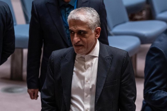 7 de abril de 2026, Nova York, Nova York, EUA: O embaixador do Irã, Amir-Saeid Iravani, chega para a reunião do Conselho de Segurança, enquanto os membros votam o projeto de resolução sobre a reabertura do Estreito de Ormuz na sede da ONU em Nova York, NY