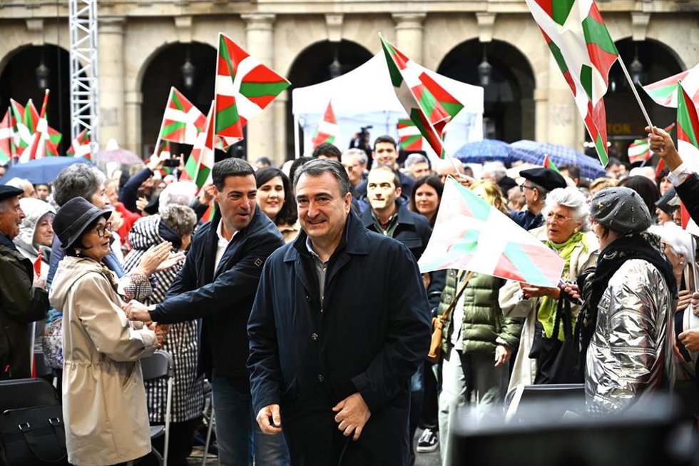 Archivo - El presidente del EBB del PNV, Aitor Esteban, y el Lehendakari, Imanol Pradales, saludan a militantes del PNV en el Aberri Eguna en la Plaza Nueva de Bilbao