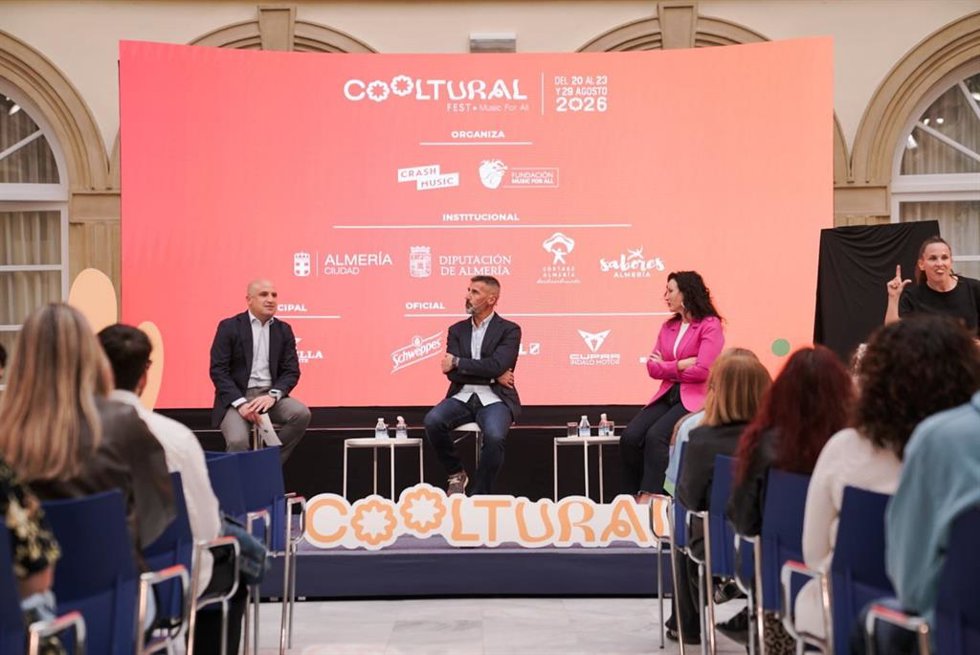 El presidente de la Diputación de Almería, José Antonio García Alcaina; la alcaldesa, María del Mar Vázquez, y Diego Ferrón de Crash Music en el acto de anunciación de los últimos artistas que completan el cartel del festival.