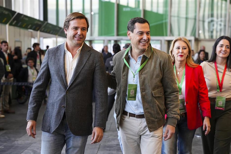 Archivo - El presidente de la Junta de Andalucía, Juanma Moreno, (d) junto al secretario general del PP-A, Antonio Repullo, (i) durante el comienzo del XVII Congreso del PP Andaluz.
