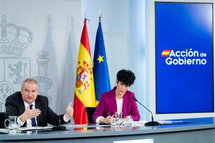 El ministro de Industria y Turismo, Jordi Hereu, y la portavoz del Gobierno y ministra de Inclusión, Seguridad Social y Migraciones, Elma Saiz, durante una rueda de prensa posterior al Consejo de Ministros, en el Palacio de La Moncloa.