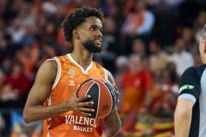 Arquivo - 29 de janeiro de 2026, Valência, Espanha: Jean Montero, do Valencia Basket, em ação durante a 25ª rodada da temporada regular da Euroliga entre o Valencia Basket e o Maccabi Rapyd Tel Aviv no Estádio Roig Arena. Valencia Basket 94 - 83 Maccabi R