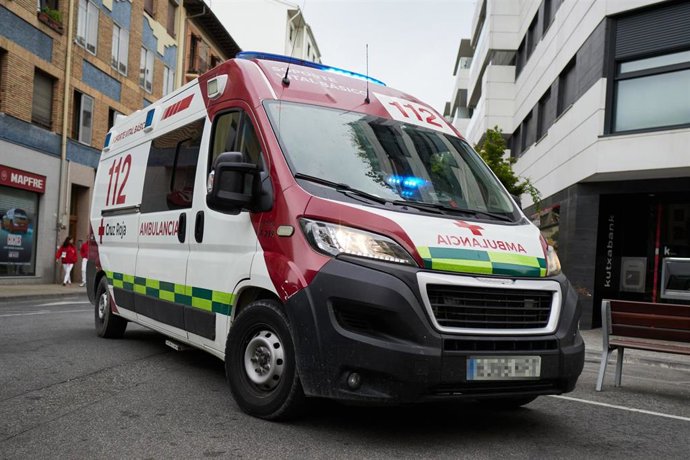 Archivo - Una ambulancia durante el séptimo encierro de las Fiestas de San Fermín 2024, a 13 de julio de 2024, en Pamplona, Navarra (España). 