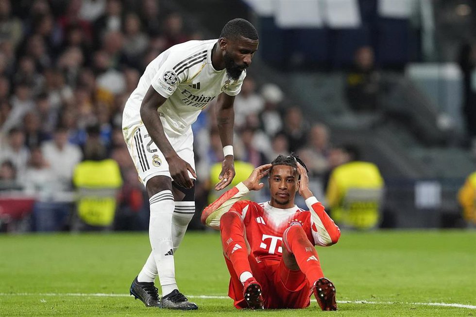 Antonio Rüdiger y Michael Olise en el Real Madrid-Bayern de Múnich en el Santiago Bernabéu