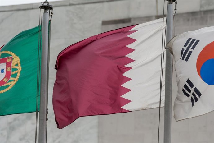 Archivo - July 27, 2017 - New York, NY, United States - The flag of the State of Qatar is seen flying outside UN Headquarters. Amid ongoing tension between Qatar and a coalition of Arab states mobilized by Saudi Arabia, Qatari Foreign Minister Mohammed bi