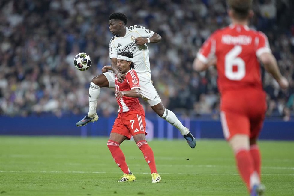 Aurélien Tchouaméni y Serge Gnabry en el Real Madrid-Bayern de Múnich