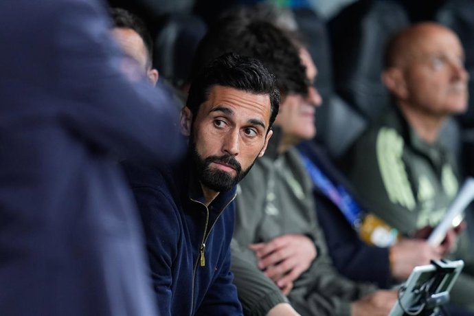 Álvaro Arbeloa, técnico do Real Madrid, observa durante a partida de ida das quartas de final da Liga dos Campeões da UEFA 2025/26 entre o Real Madrid C.F. e o Bayern de Munique, no Estádio Bernabéu, em 7 de abril de 2026, em Madri, Espanha.