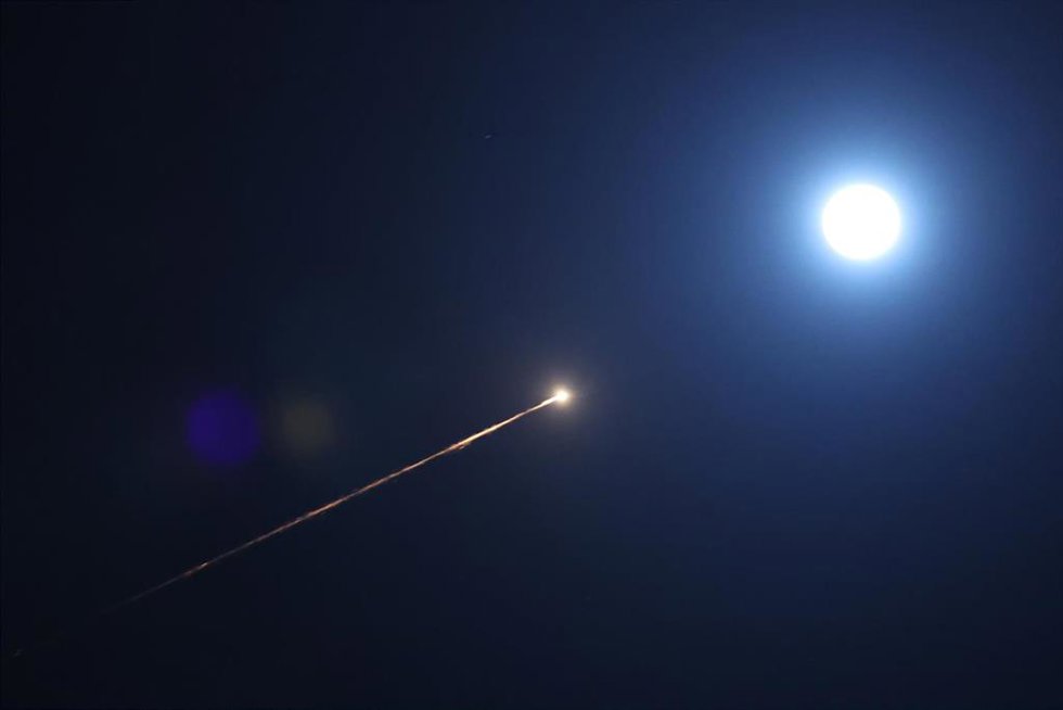 Archivo - Un misil interceptor israelí lanzado en respuesta un ataque aéreo sobre Tel Aviv