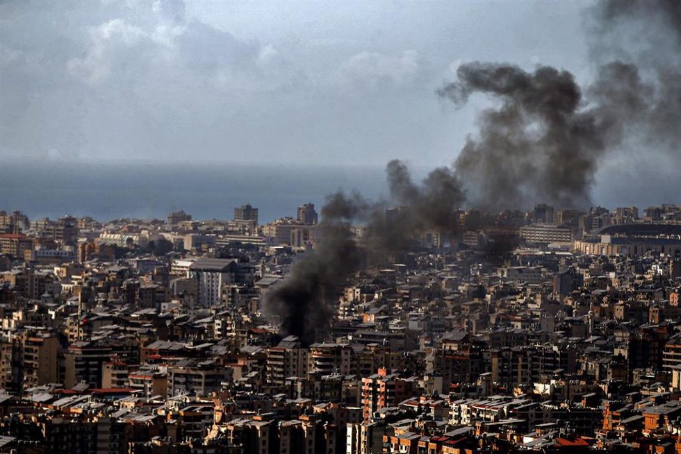 Una columna de humo se yergue en el sur de Beirut, capital de Líbano, tras un bombardeo del Ejército de Israel