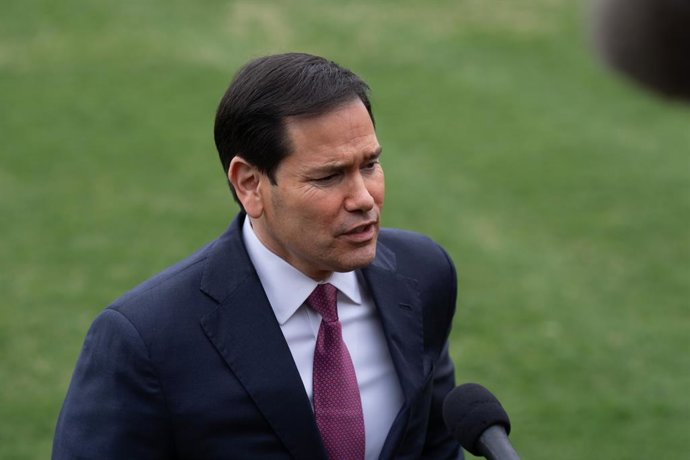 20 de março de 2026, Washington, D.C., Estados Unidos: O presidente dos Estados Unidos, DONALD TRUMP, fala com a imprensa antes de embarcar no Marine One para uma viagem de fim de semana à Flórida, em 20 de março de 2026. O presidente estava acompanhado p