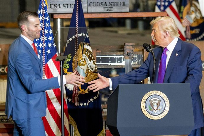 Archivo - Clay Fuller, candidato republicano al 14.º distrito congresional de Georgia (el escaño que dejó vacante Marjorie Taylor Greene), a quien Trump respaldó firmemente, saluda a Donald Trump en un mitin