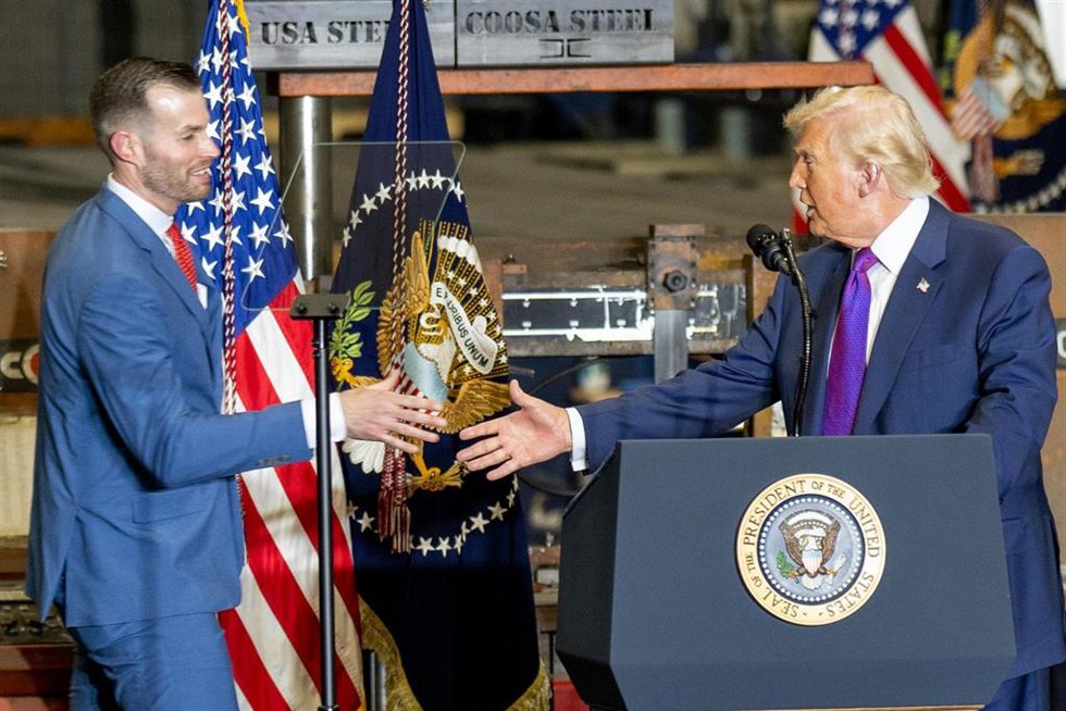 Archivo - Clay Fuller, candidato republicano al 14.º distrito congresional de Georgia (el escaño que dejó vacante Marjorie Taylor Greene), a quien Trump respaldó firmemente, saluda a Donald Trump en un mitin
