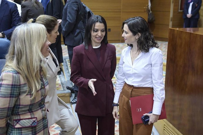 Archivo - La presidenta de la Comunidad de Madrid, Isabel Díaz Ayuso (d), conversa con (I-D) la consejera de Economía, Hacienda y Empleo, Rocío Albert López-Ibor; la consejera de Familia, Juventud y Asuntos Sociales, Ana Dávila-Ponce de León, y la nueva c