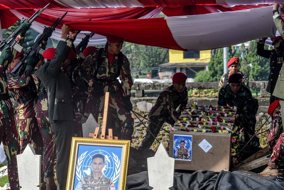 Archivo - Soldados indonesios portan el ataúd de uno de los tres soldados indonesios de la Fuerza Interina de Naciones Unidas en Líbano (FINUL) fallecidos en acto de servicio a finales de marzo, en el cementerio de héroes de Cikutra, en Bandung, Indonesia