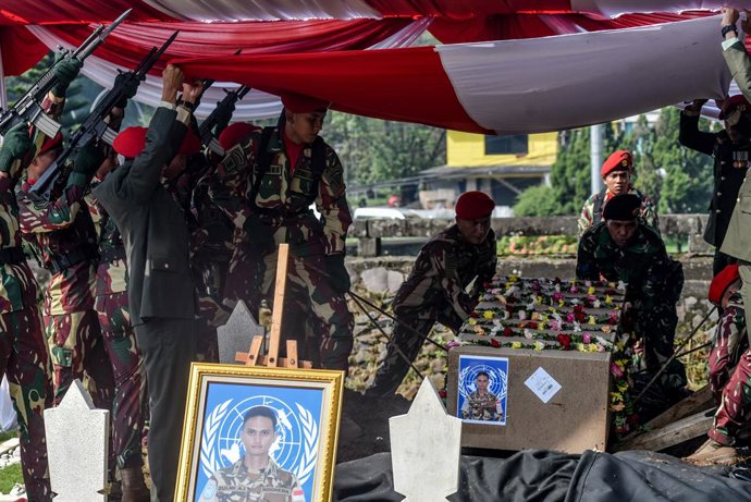 5 de abril de 2026, Bandung, Java Ocidental, Indonésia: Soldados indonésios carregam o caixão de Zulmi Aditya Iskandar, um soldado da Força Interina das Nações Unidas no Líbano (UNIFIL) morto no Líbano, durante o funeral dos falecidos no Cemitério dos Her