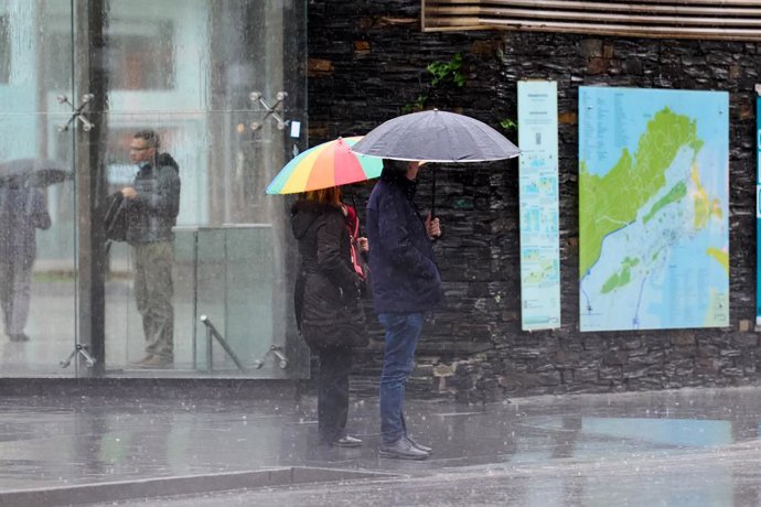 Archivo - Dos personas sujetan un paraguas, a 16 de enero de 2023, en Santander, Cantabria (España). Varias zonas de la comunidad están hoy en aviso naranja por fuertes lluvias, temporal marítimo y viento de hasta 90 kilómetros por hora. El litoral cántab