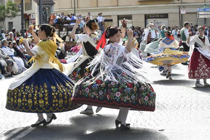 Varias personas durante el desfile del Bando de la Huerta, a 7 de abril de 2026, en Murcia, Región de Murcia (España). El Bando de la Huerta, festejo declarado de Interés Turístico Internacional y que se incluye dentro de las Fiestas de Primavera de Murci