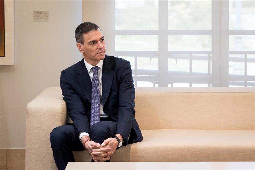 El presidente del Gobierno, Pedro Sánchez (d), recibe al lehendakari, en el Palacio de la Moncloa, a 27 de marzo de 2026, en Madrid (España). El jefe del Ejecutivo preside junto al lehendakari, la Comisión Bilateral de Cooperación Administración del Estad