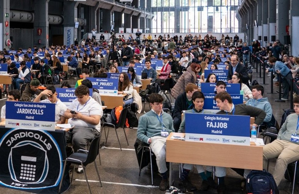 Tres estudiantes asturianos de Los Robles competirán en Madrid por ser el mejor empresario virtual del país