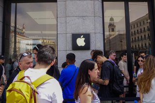 Archivo - Personas haciendo cola en la Apple Store de Madrid. 