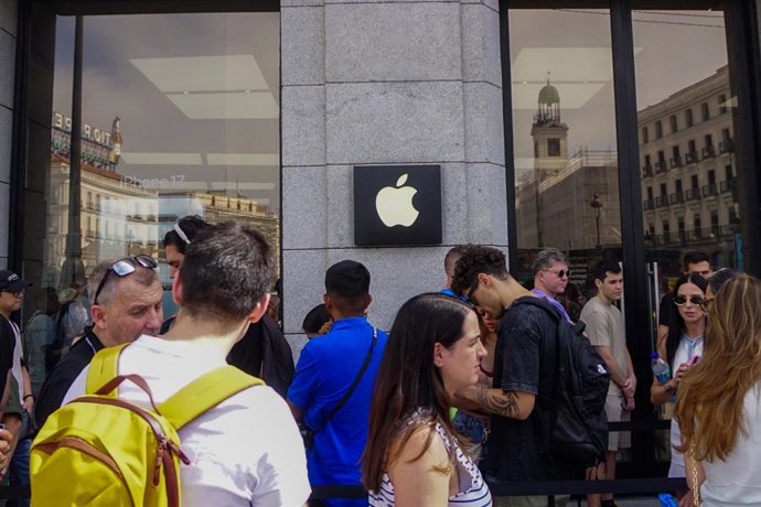 Archivo - Arquivo - 19 de setembro de 2025, Espanha, Madri: Clientes da Apple aguardam em frente ao logotipo da empresa, do lado de fora da Apple Store, durante o lançamento do novo iPhone 17 na Puerta del Sol. Foto: David Canales/SOPA Images via ZUMA Pre