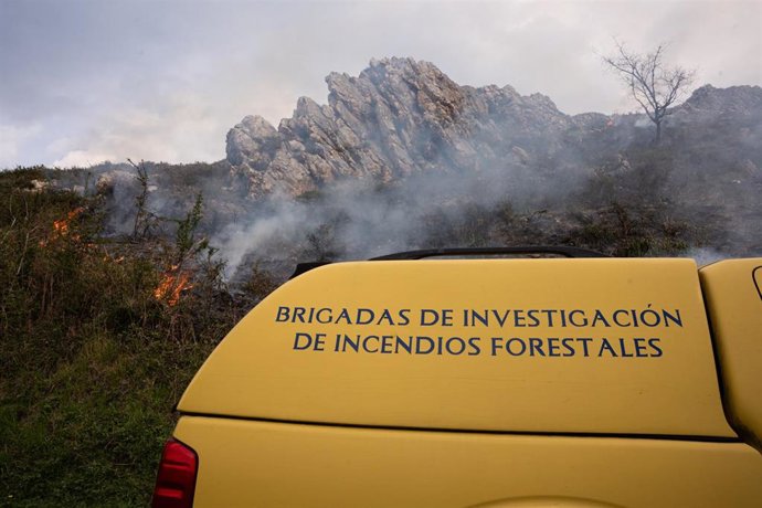 Vista del incendio activo en la Sierra de Aramo, a 7 de marzo de 2026, en Proaza, Asturias (España). 14 concejos de Asturias se ven afectados por una oleada de más de 30 incendios forestales activos, el Principado declaró pasadas las 23 horas de este lune