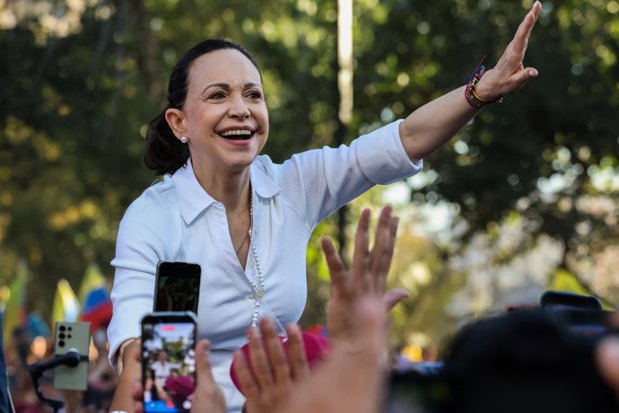 12 March 2026, Chile, Santiago: Venezuelan Nobel Peace Prize winner Maria Corina Machado greets people during her visit to Santiago. Photo: Cristobal Basaure Araya/SOPA Images via ZUMA Press Wire/dpa