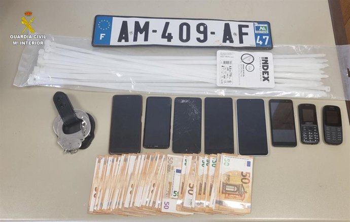 La Guardia Civil detiene a cuatro personas por el robo de un cargamento de bolsos de lujo valorado en un millón de euros.