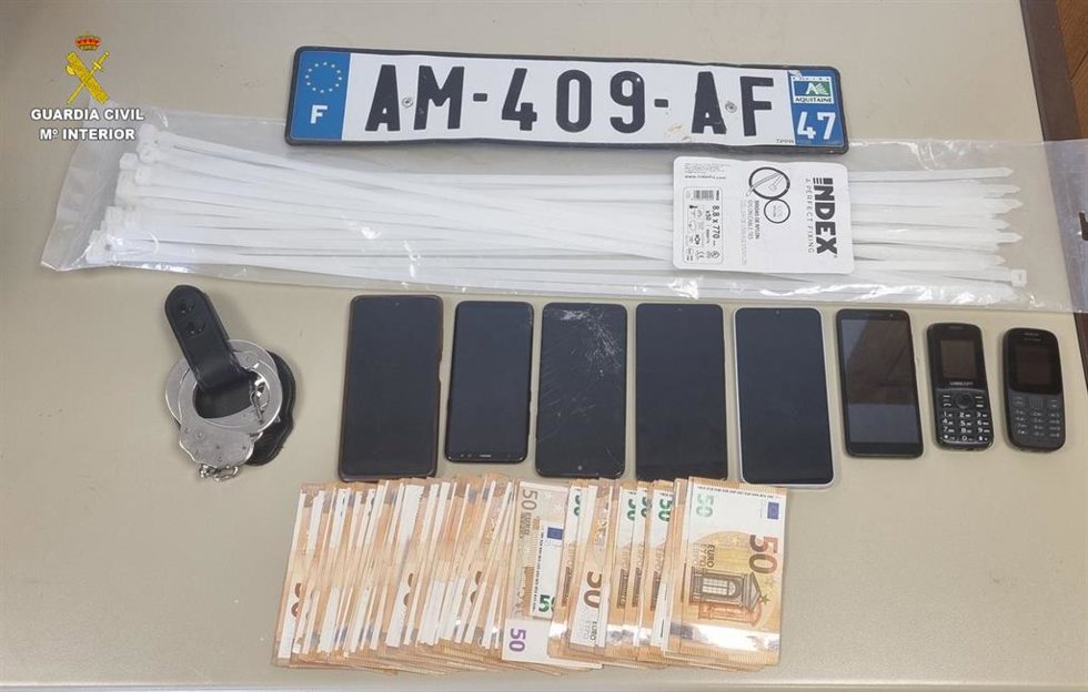 La Guardia Civil detiene a cuatro personas por el robo de un cargamento de bolsos de lujo valorado en un millón de euros.