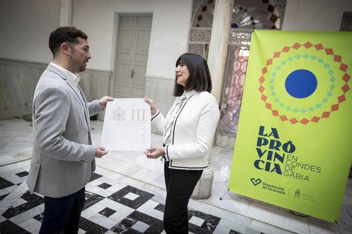 Presentación de las III Jornadas patrimoniales de Iznalloz en Granada con la diputada Pilar Caracuel y el concejal de Cultura y Patrimonio, Jacinto Molinero.