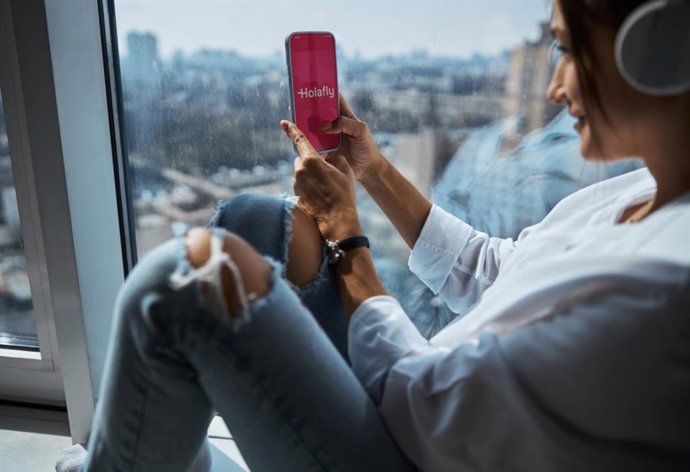 Turista conectada con Holafly