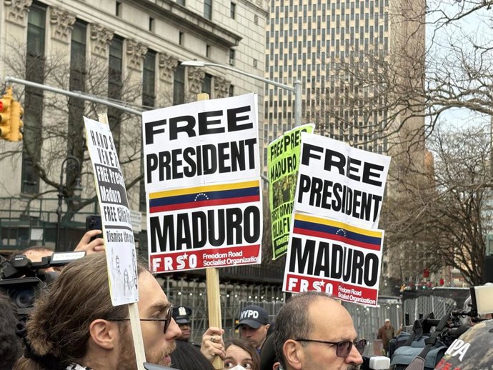 Apoiadores de Maduro exigem sua libertação em frente ao tribunal em Nova York, nos EUA.
